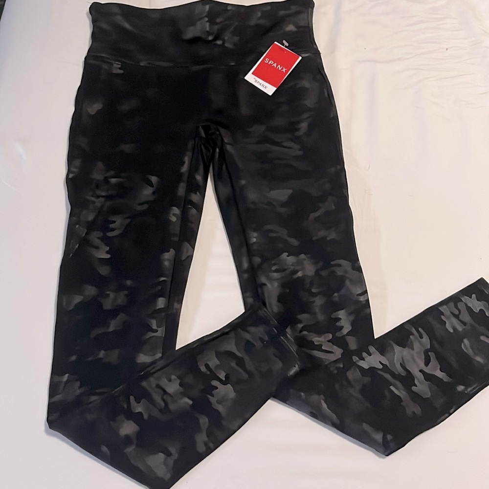 Spanx size M black matte faux leather camo leggings